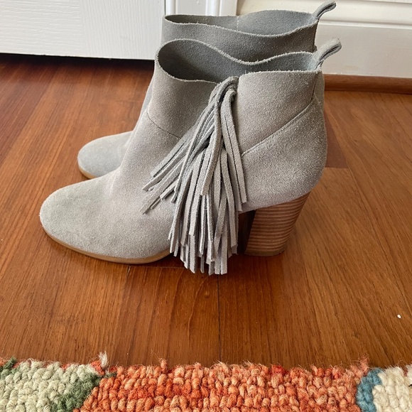 Crown Vintage Sz 8 Randi Gray Suede Leather Round Toe Fringe Ankle Heeled Bootie - Picture 2 of 4